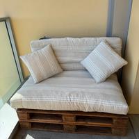 Divano con cuscini  da esterno su bancali epal