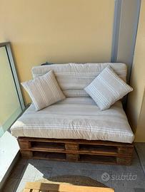 Divano con cuscini  da esterno su bancali epal