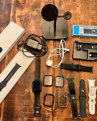Apple Watch Series 8 45 mm con tante accessori