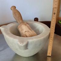 Antico mortaio in marmo con pestello in legno