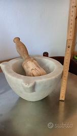 Antico mortaio in marmo con pestello in legno