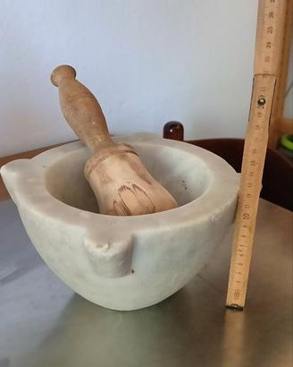 Antico mortaio in marmo con pestello in legno
