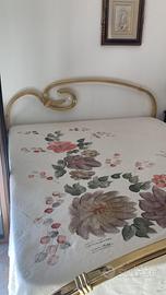 Letto matrimoniale vintage con struttura in metall