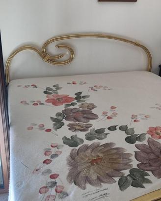 Letto matrimoniale vintage con struttura in metall