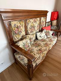 Divano in legno imbottito