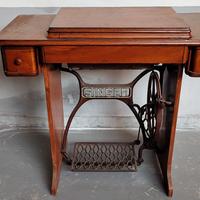 Macchina per cucire d'epoca (Singer)