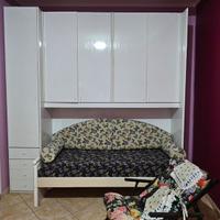 Armadio a ponte con divano