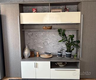 Parete soggiorno IKEA con mobile TV e armadi – ott