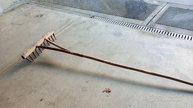 Rastrello antico in legno fatto a mano, degli anni