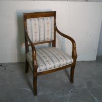 Poltrona in noce con braccioli