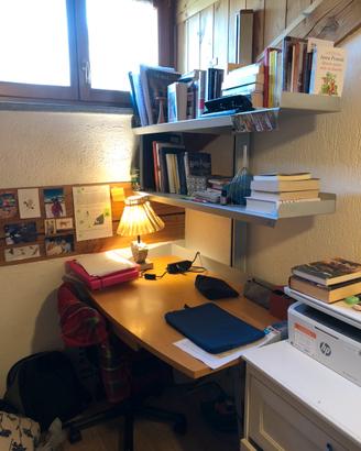 Scrivania con mensole