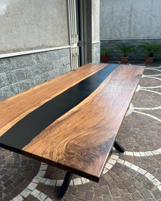 Tavolo da pranzo in legno e resina