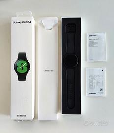 Samsung Galaxy Watch4 con stazione di ricarica