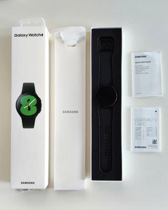 Samsung Galaxy Watch4 con stazione di ricarica