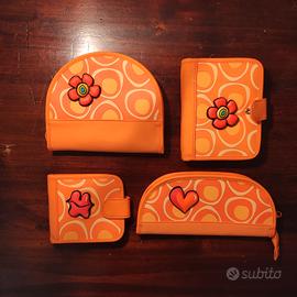 Agenda, pochette e portafoglio. Set stile cartoon 