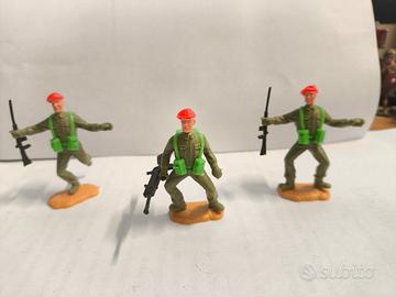 Lotto 3 Soldatini Berretti Rossi Timpo Toys 1:32