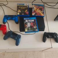 PlayStation 4 più 3 giochi e 4 joystick