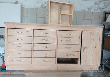 Bancone in legno da negozio con cassettiere.