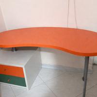 Scrivania moderna sagomata con cassettiera