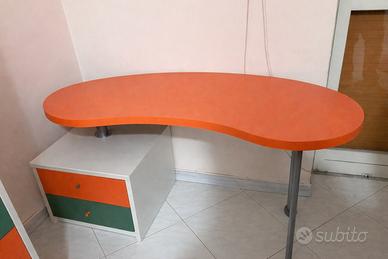 Scrivania moderna sagomata con cassettiera