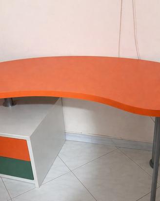 Scrivania moderna sagomata con cassettiera