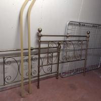 letto matrimoniale con rete a molle e due comodini