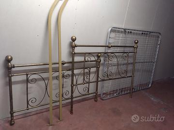 letto matrimoniale con rete a molle e due comodini