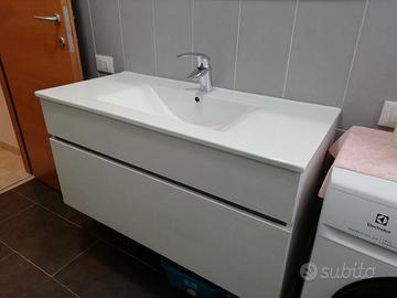 Mobiletto del bagno con lavabo più specchiera. 