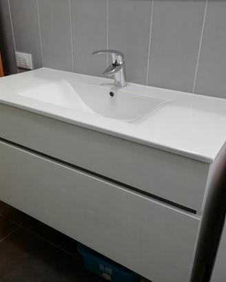 Mobiletto del bagno con lavabo più specchiera. 