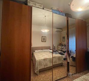 Armadio in noce 5 ante scorrevoli con specchio