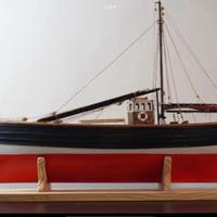 Modello di barca a vela in legno RC