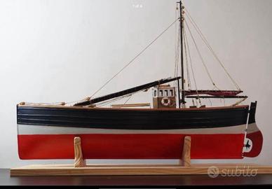 Modello di barca a vela in legno RC