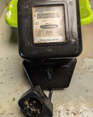 vecchio contatore elettrico analogico in bachelite