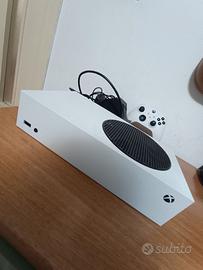 Xbox Serie S con joystick e batteria
