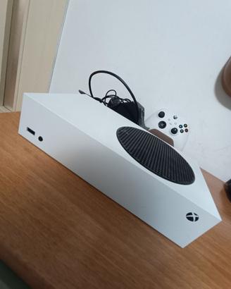 Xbox Serie S con joystick e batteria