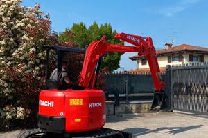 E293 - Escavatore 30 Q Hitachi EX30UR-2