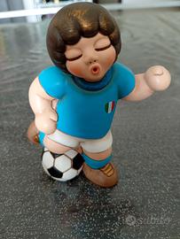 calciatore thun con pallone