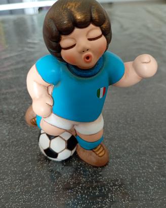 calciatore thun con pallone