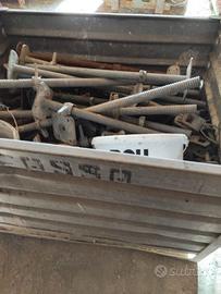 Cassone con piedini e morsetti per ponteggio