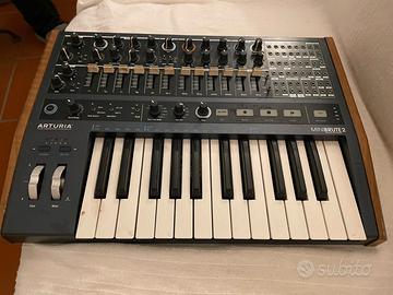 Arturia minibrute 2