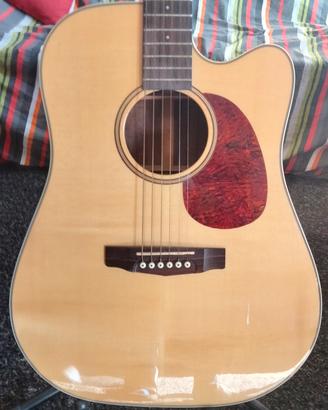 Chitarra acustica 