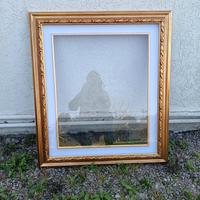 Cornice in legno dorato antichizzato. 