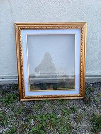 Cornice in legno dorato antichizzato. 