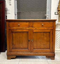 Vecchia credenza in legno.