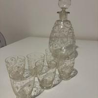 Bicchieri e bottiglia da liquore