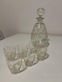 Bicchieri e bottiglia da liquore