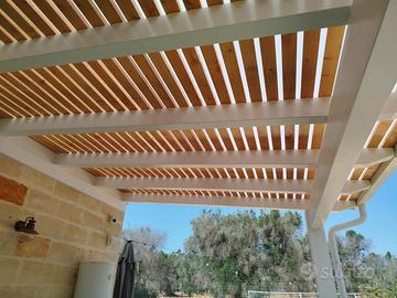 Struttura in legno con doghe frangisole