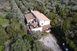 Ampia Porzione di Villa Bifamiliare