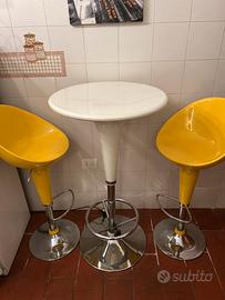 Tavolino con sedie regolabili