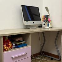 Scrivania beige con cassetti lilla